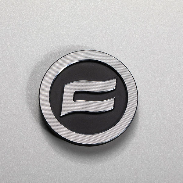 Metalowe etykiety z logo
