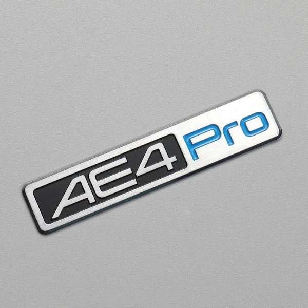 Etykieta 3D z niklu i metalu