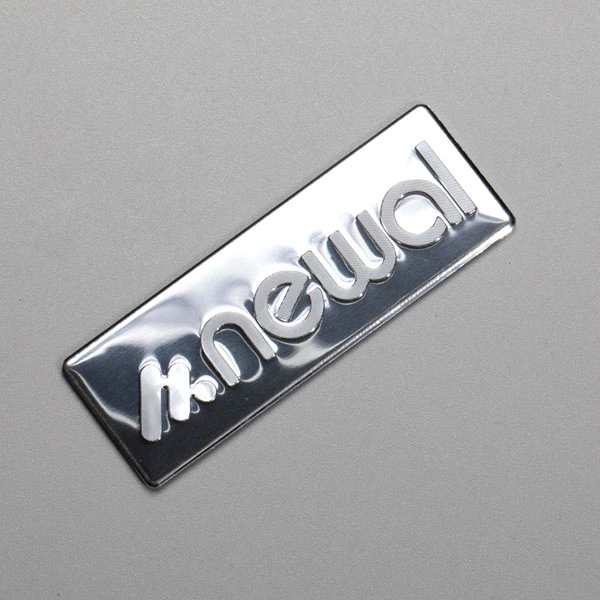 Aluminiowa naklejka z logo