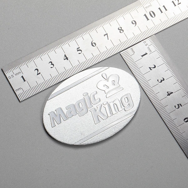 Metalowa naklejka z logo