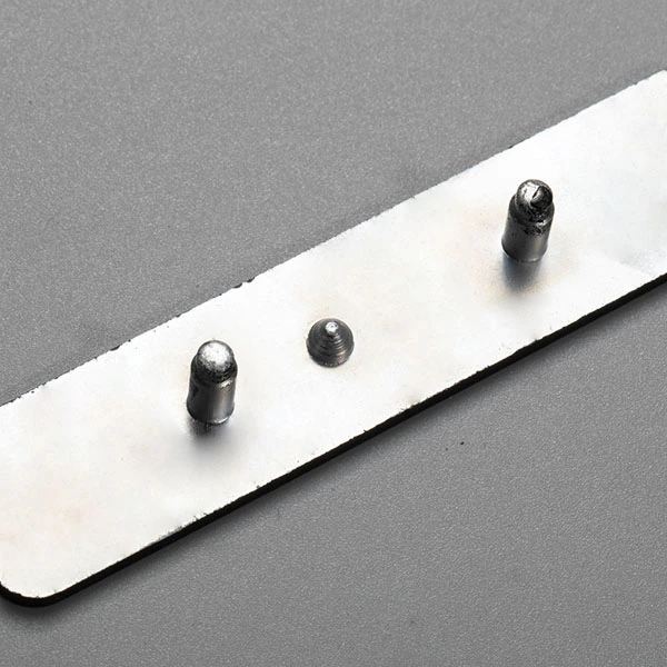 Metalowa tabliczka z logo
