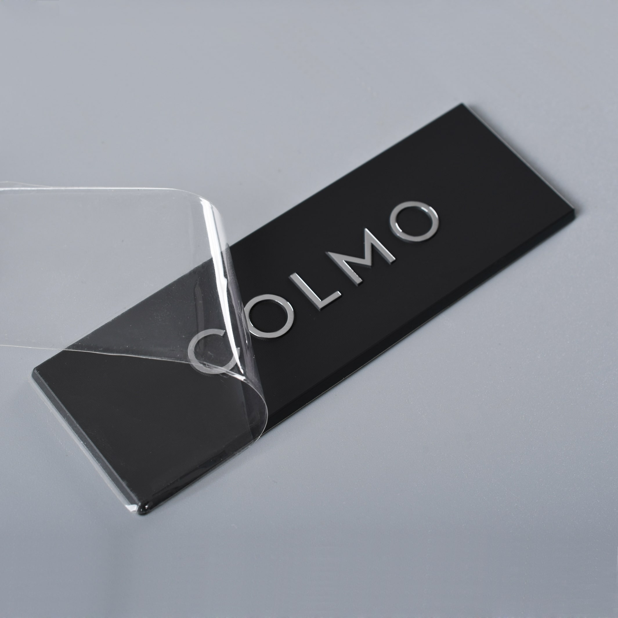 Samoprzylepne aluminiowe logo wycinane diamentami
