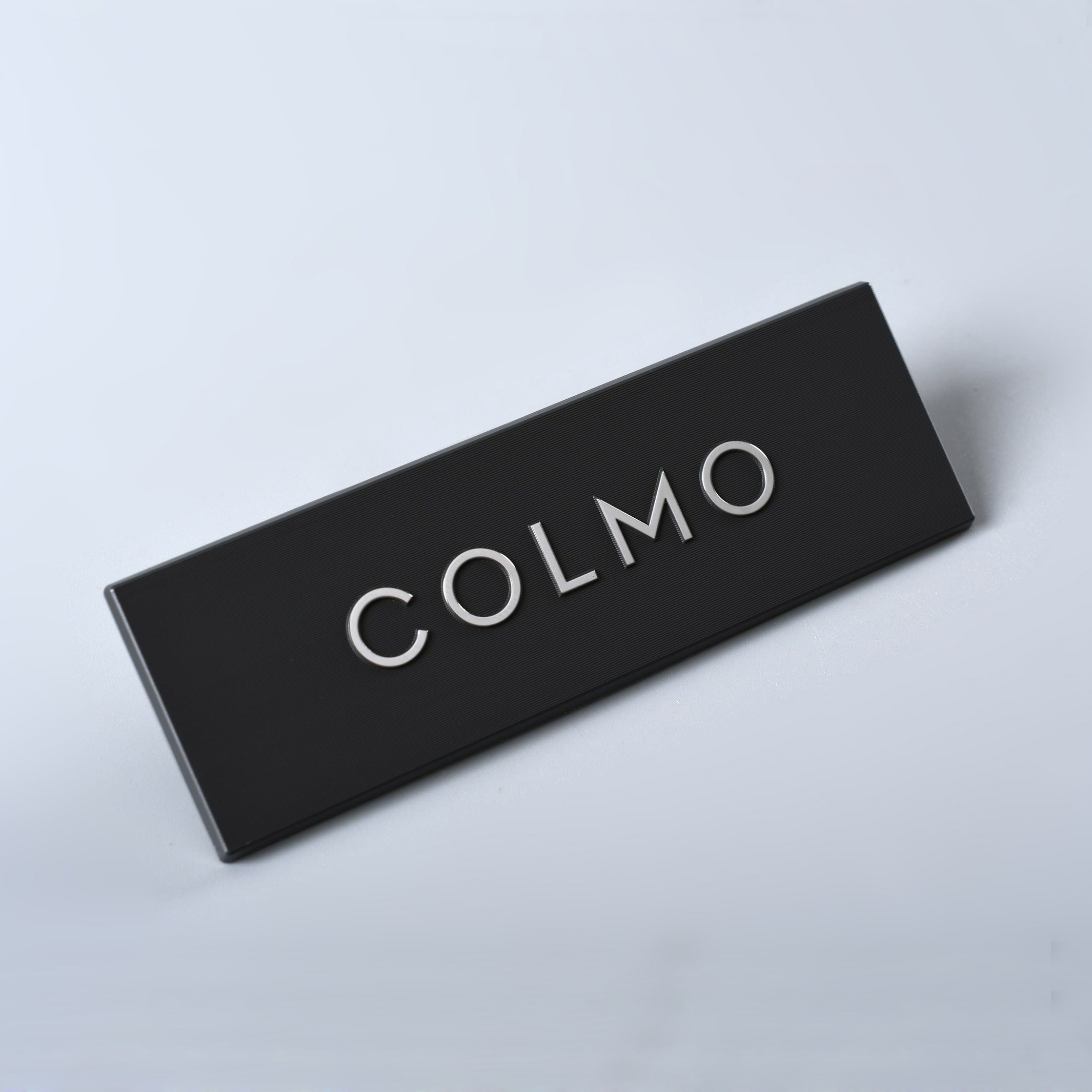 Samoprzylepne aluminiowe logo wycinane diamentami