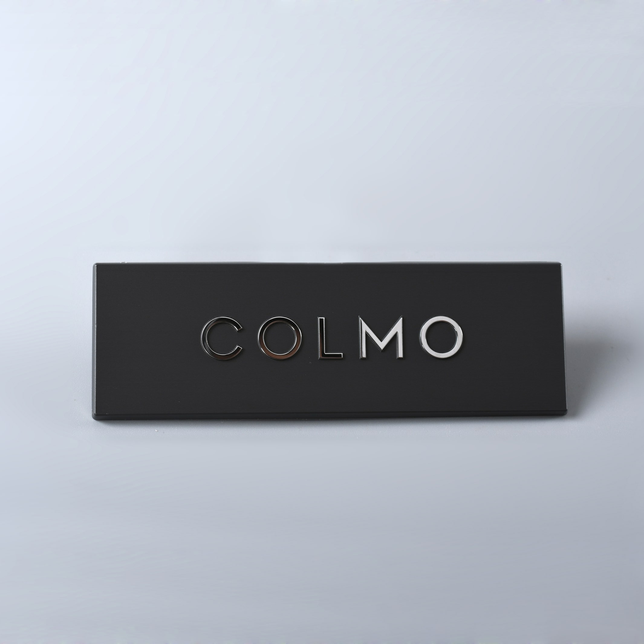 Samoprzylepne aluminiowe logo wycinane diamentami