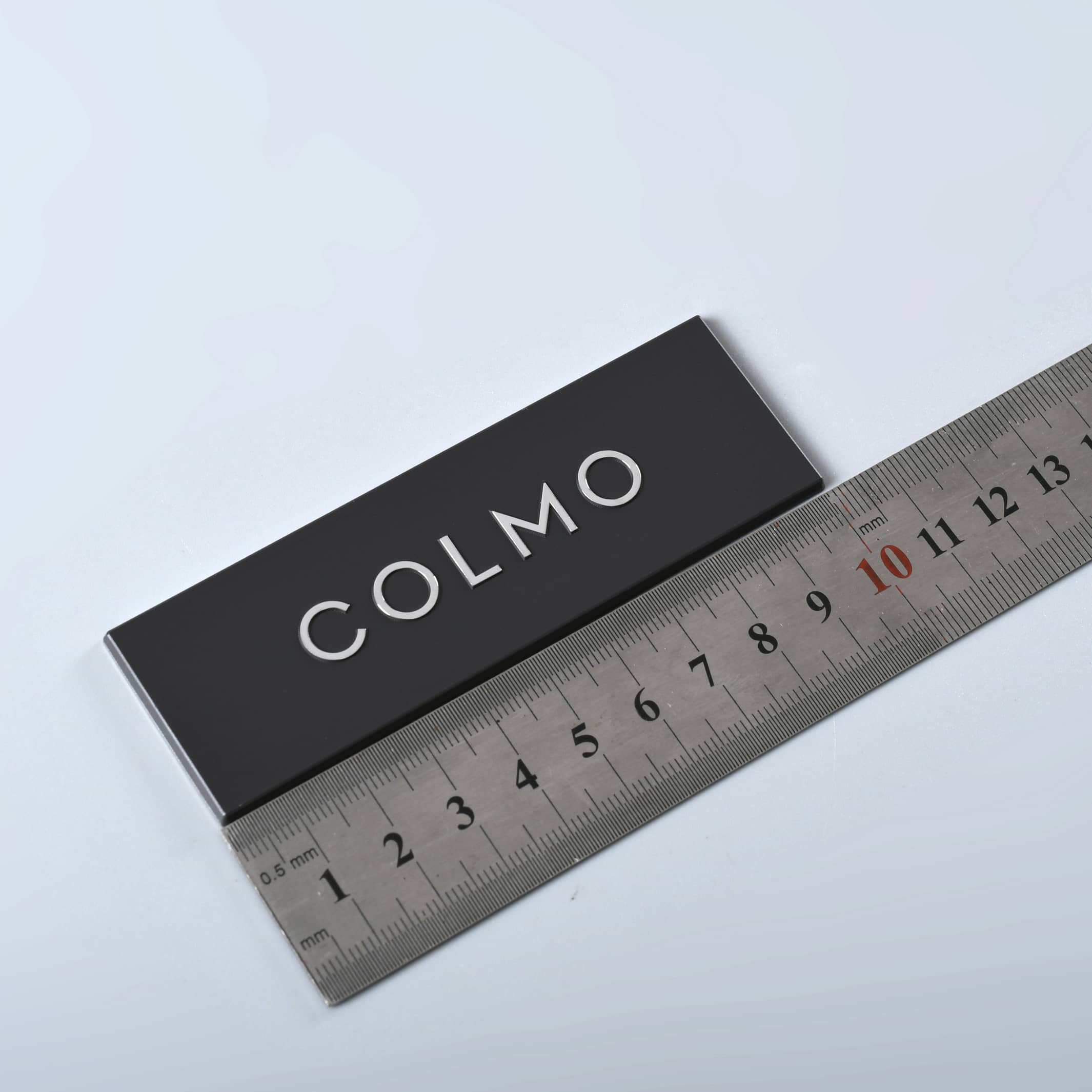 Samoprzylepne aluminiowe logo wycinane diamentami