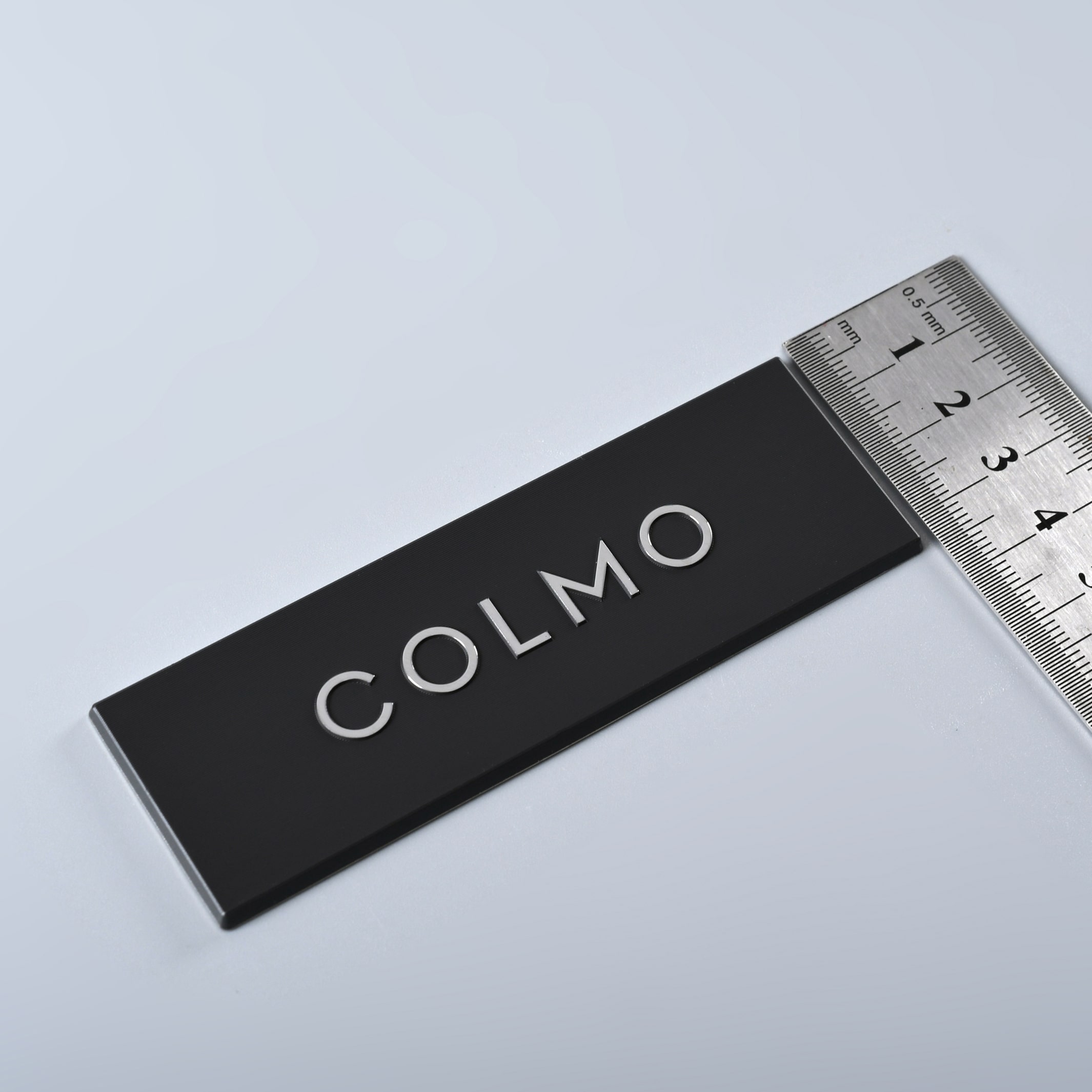 Samoprzylepne aluminiowe logo wycinane diamentami