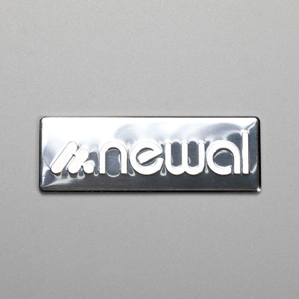 W jaki sposób aluminiowa naklejka z logo poprawia markę i trwałość produktu?