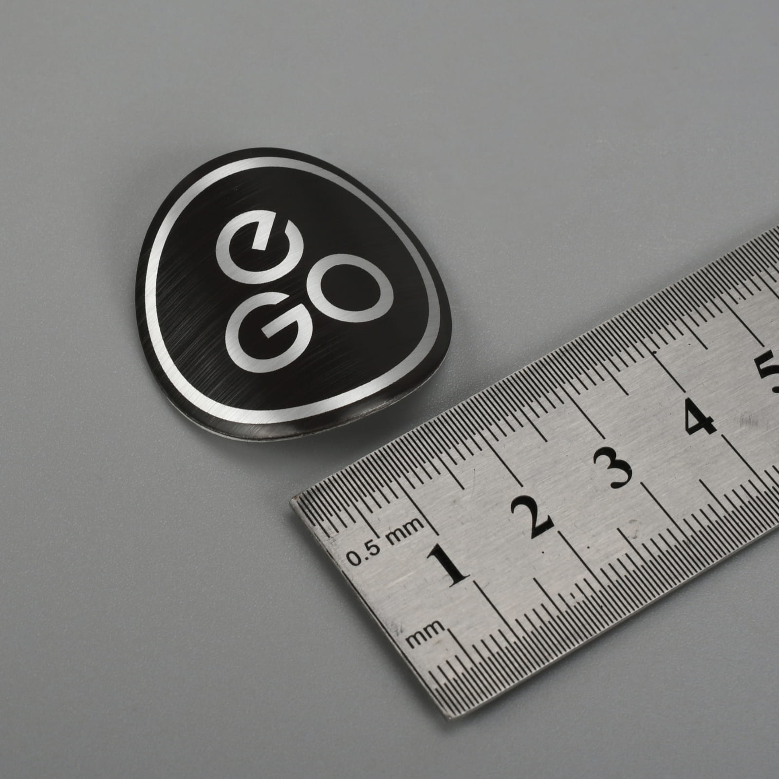 Wytłoczona metalowa tabliczka z logo