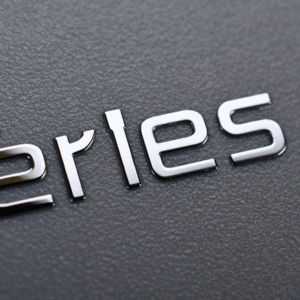 Metalowa naklejka z logo marki 3D