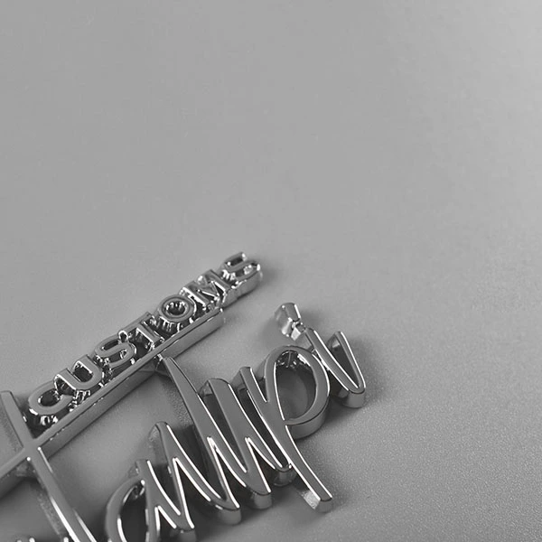 Etykiety z logo samochodu