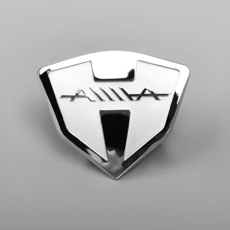 Naklejka z logo w kolorze chromowanego metalu