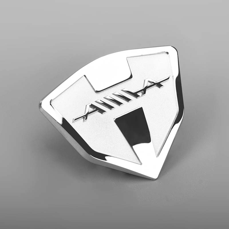 Naklejka z logo w kolorze chromowanego metalu