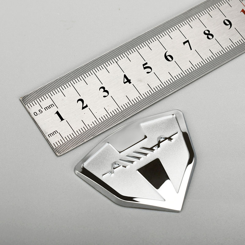 Naklejka z logo w kolorze chromowanego metalu