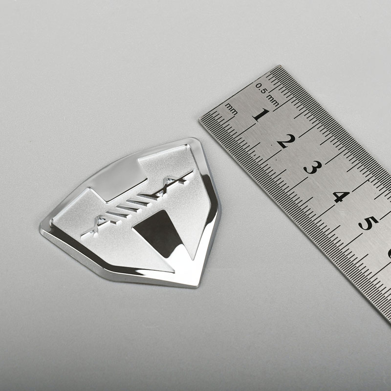 Naklejka z logo w kolorze chromowanego metalu