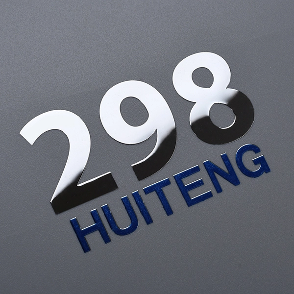 Metalowa etykieta z logo