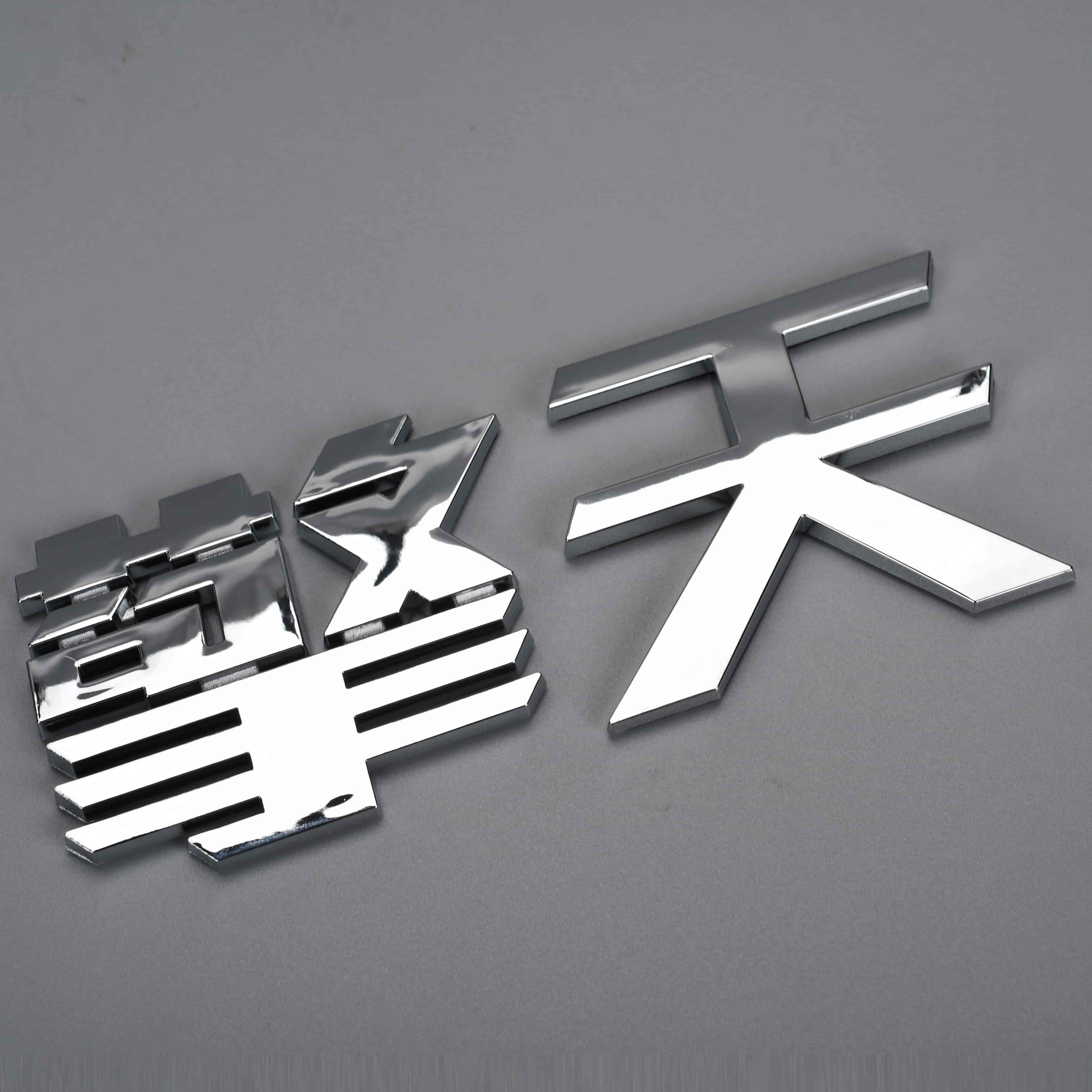 Plastikowe naklejki samochodowe z logo marki