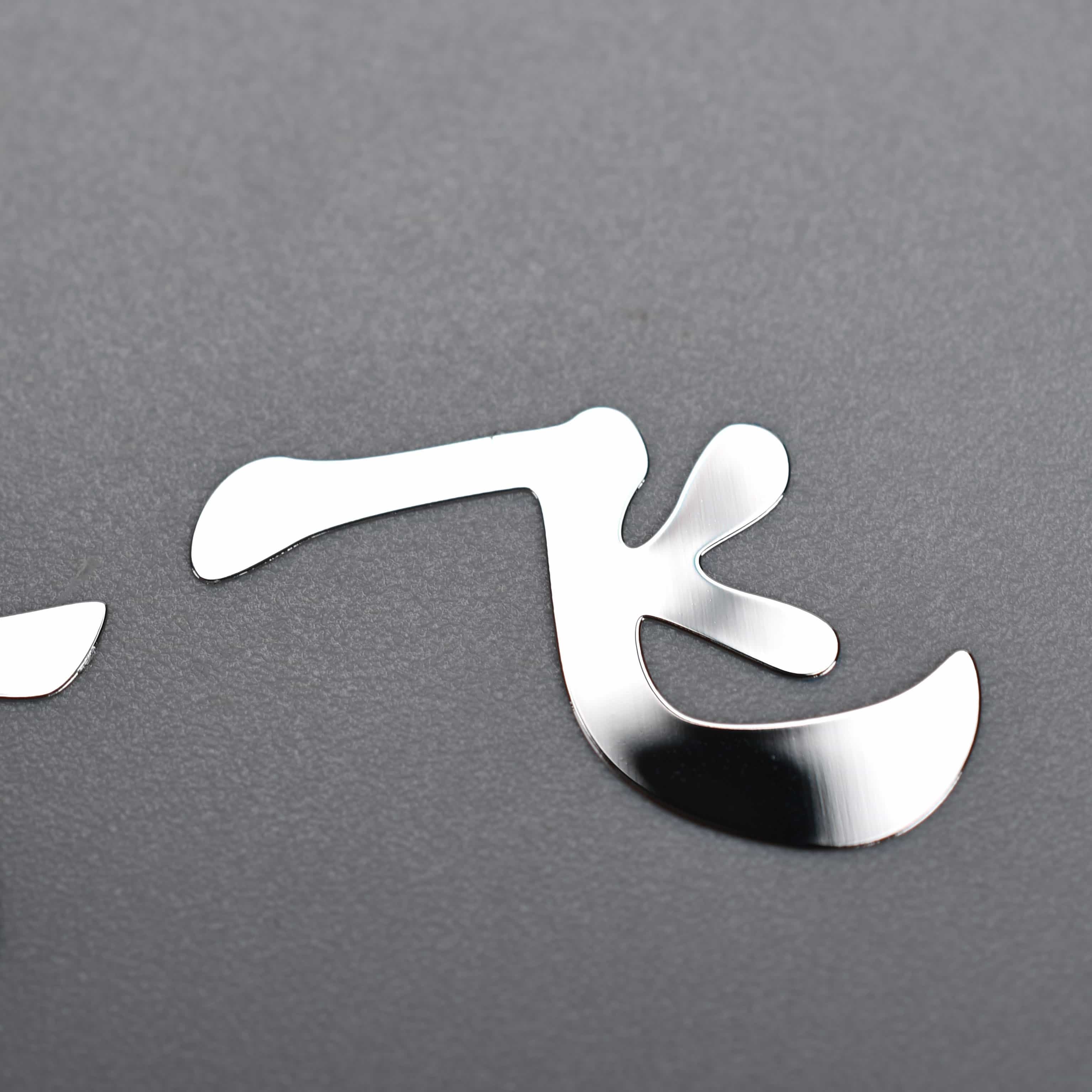 Srebrne metalowe naklejki z logo marki