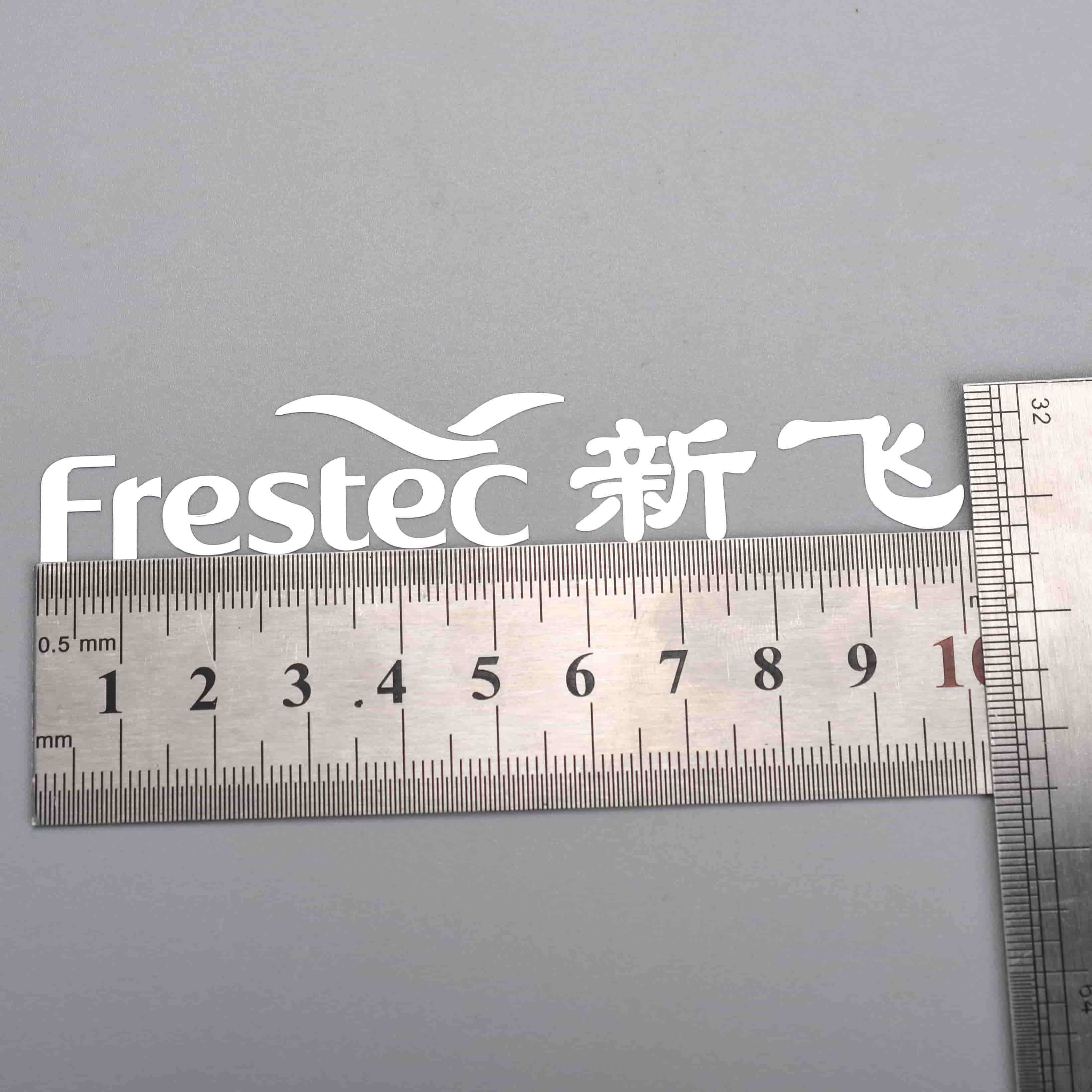 Srebrne metalowe naklejki z logo marki