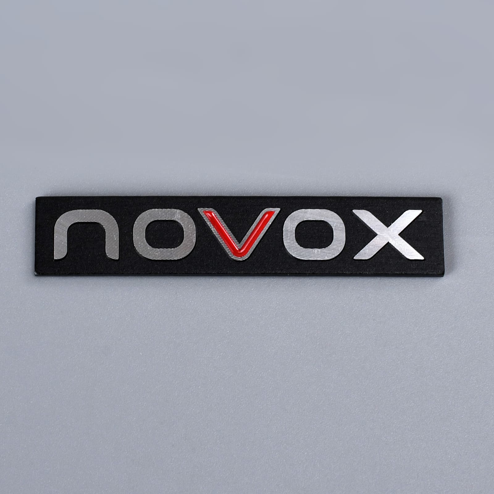 Niestandardowa tabliczka znamionowa z metalowym logo o szlifie diamentowym