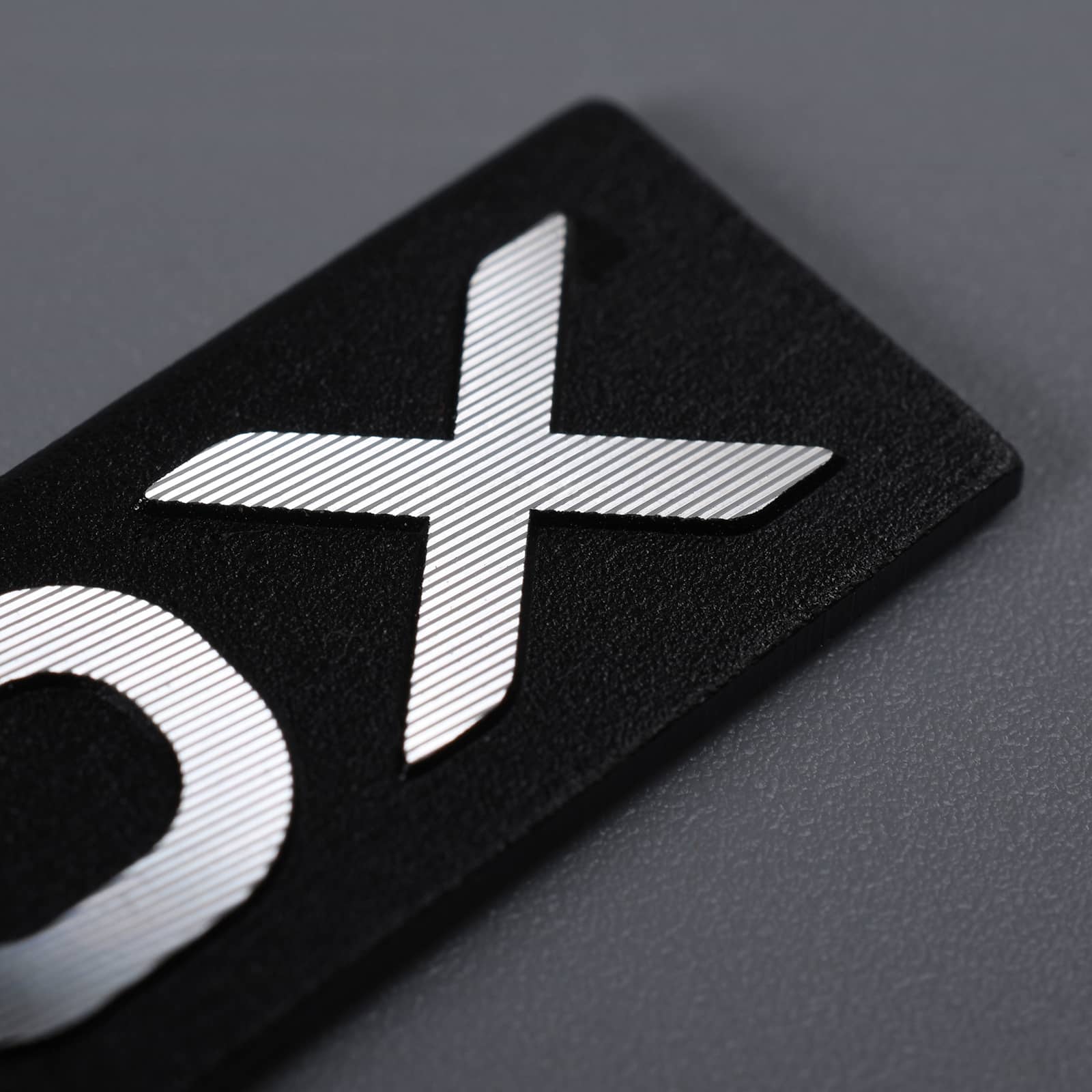 Niestandardowa tabliczka znamionowa z metalowym logo o szlifie diamentowym