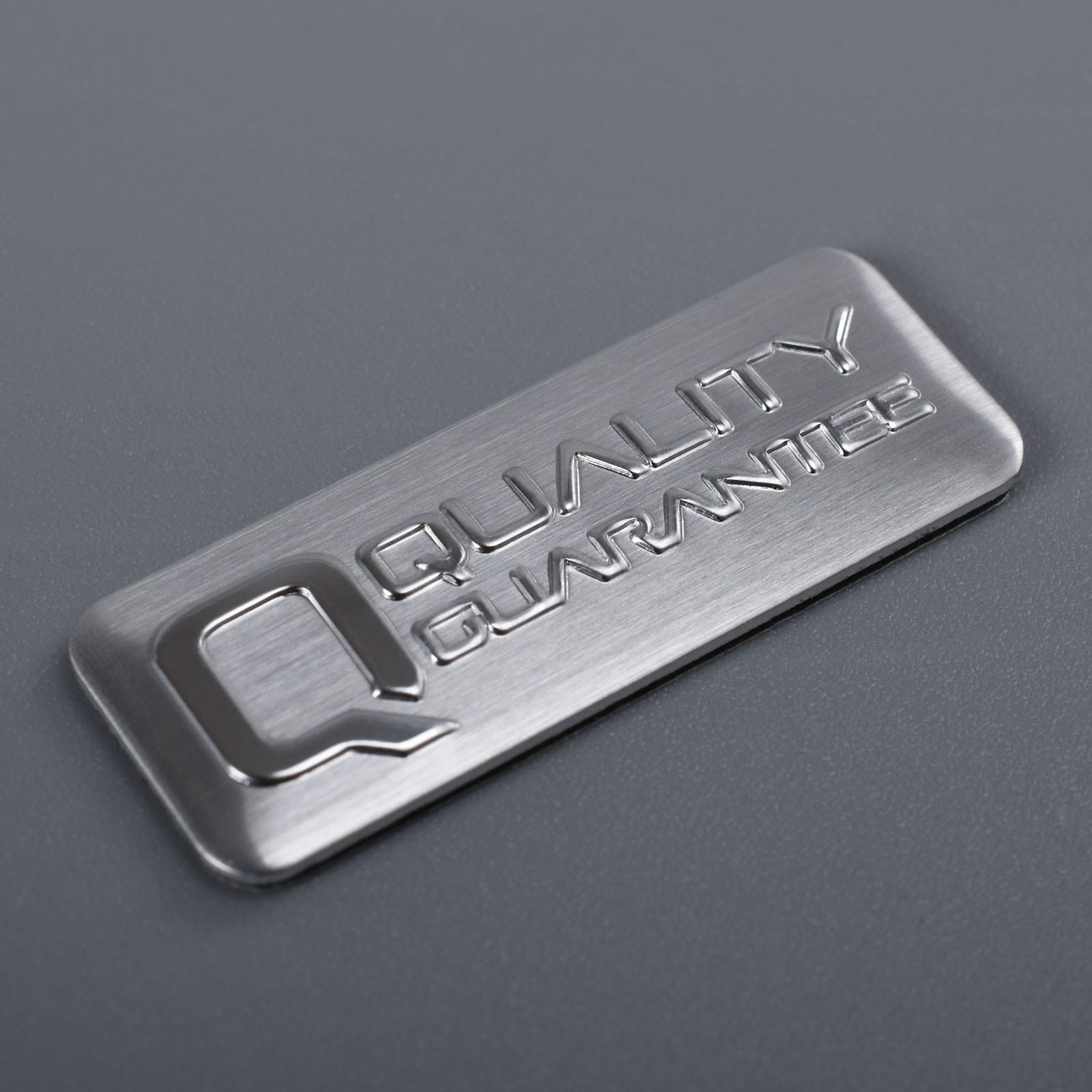 Aluminiowa tabliczka z logo z podwyższonym srebrem i diamentem
