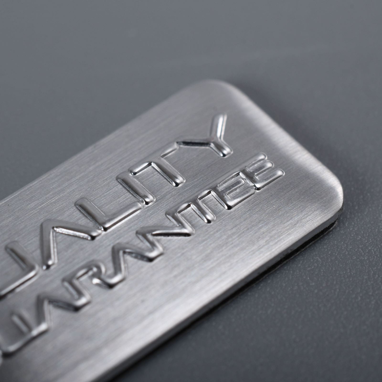 Aluminiowa tabliczka z logo z podwyższonym srebrem i diamentem