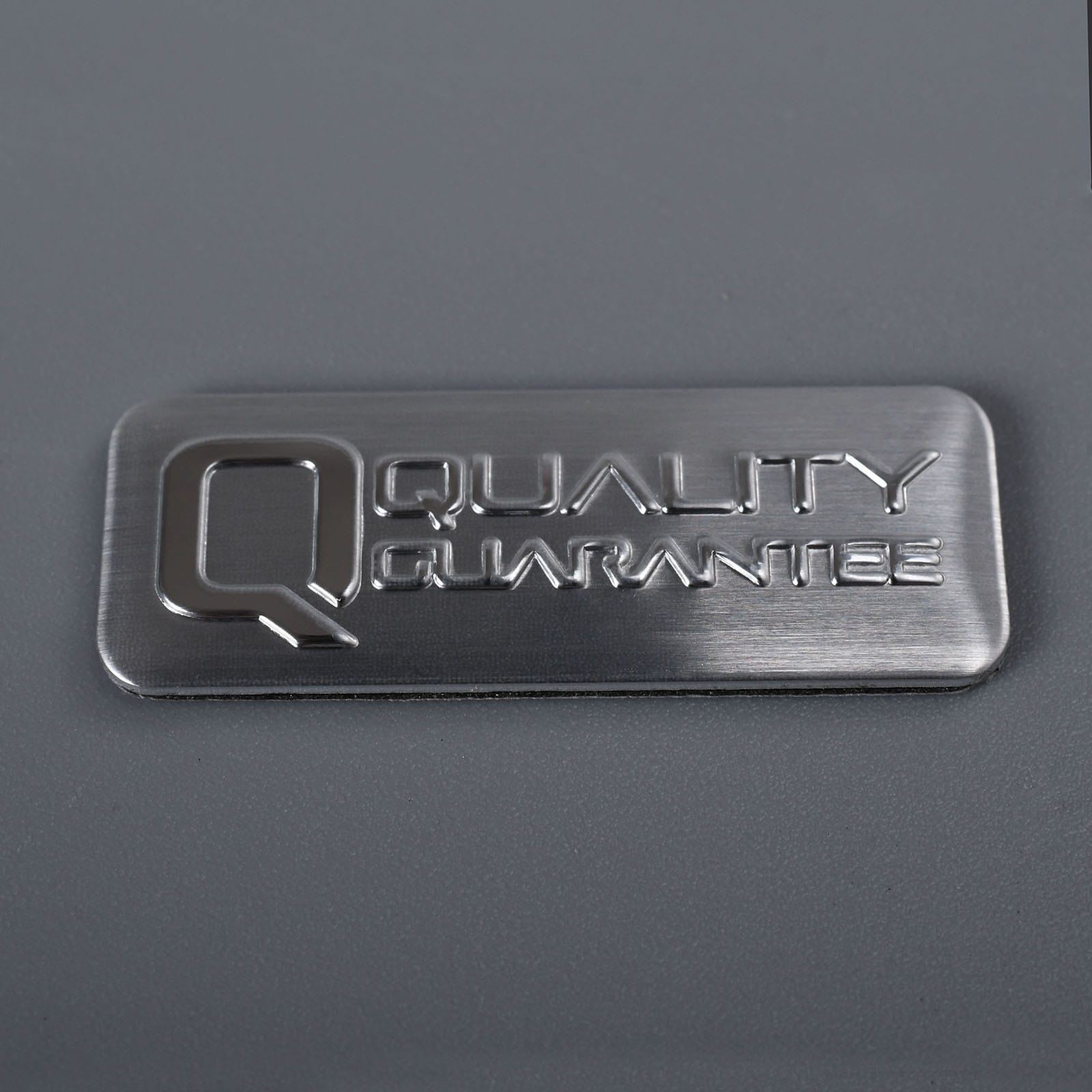 Aluminiowa tabliczka z logo z podwyższonym srebrem i diamentem