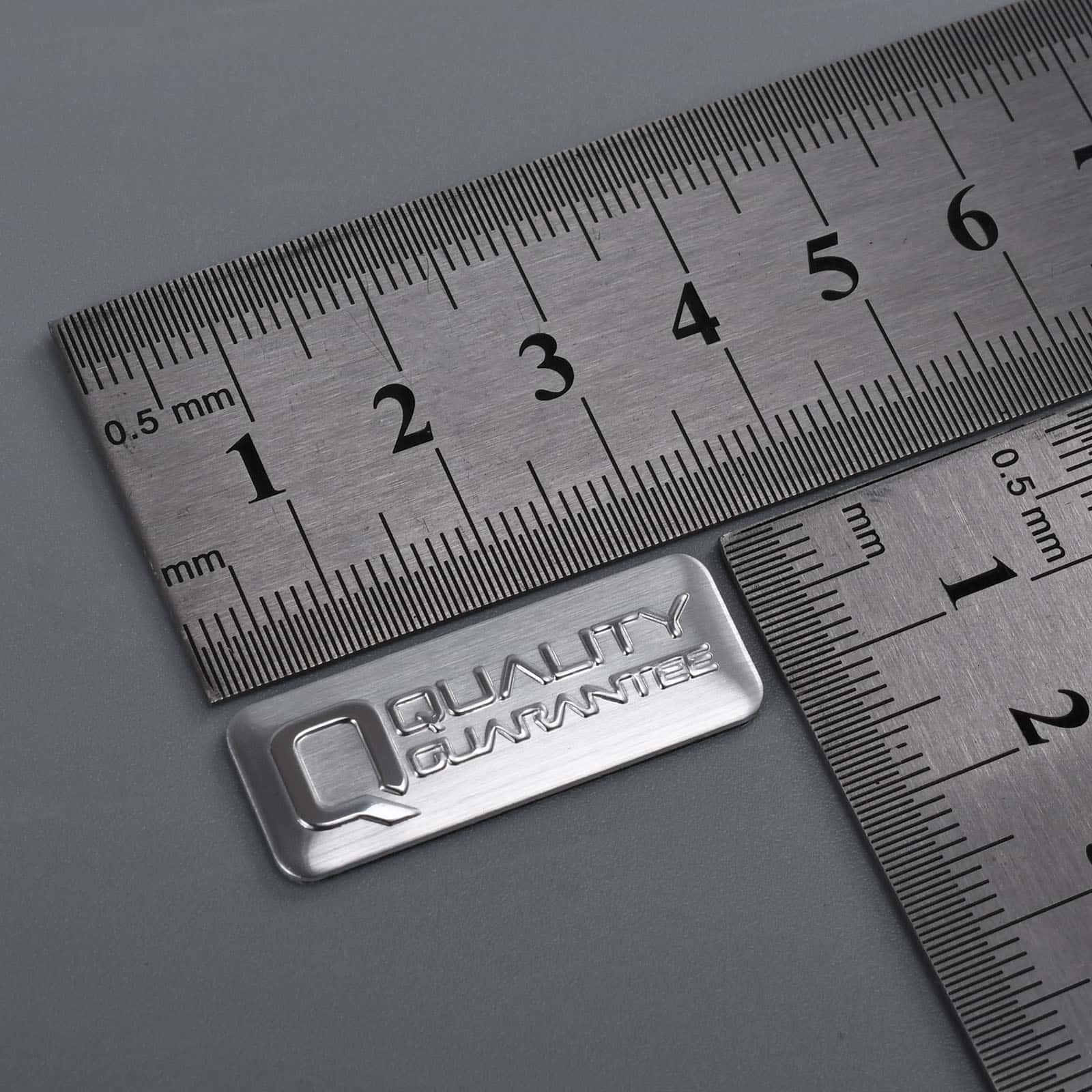 Aluminiowa tabliczka z logo z podwyższonym srebrem i diamentem