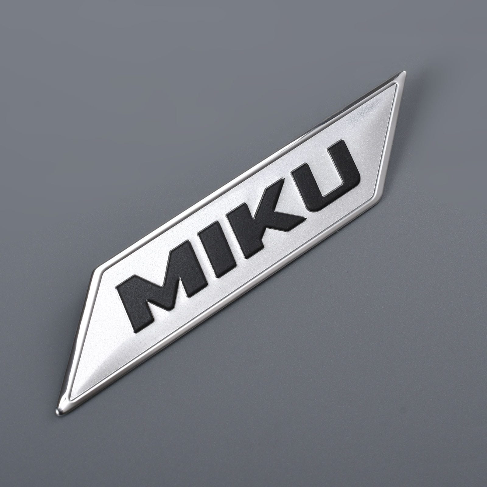 logo marki ze srebrnego aluminium i metalu