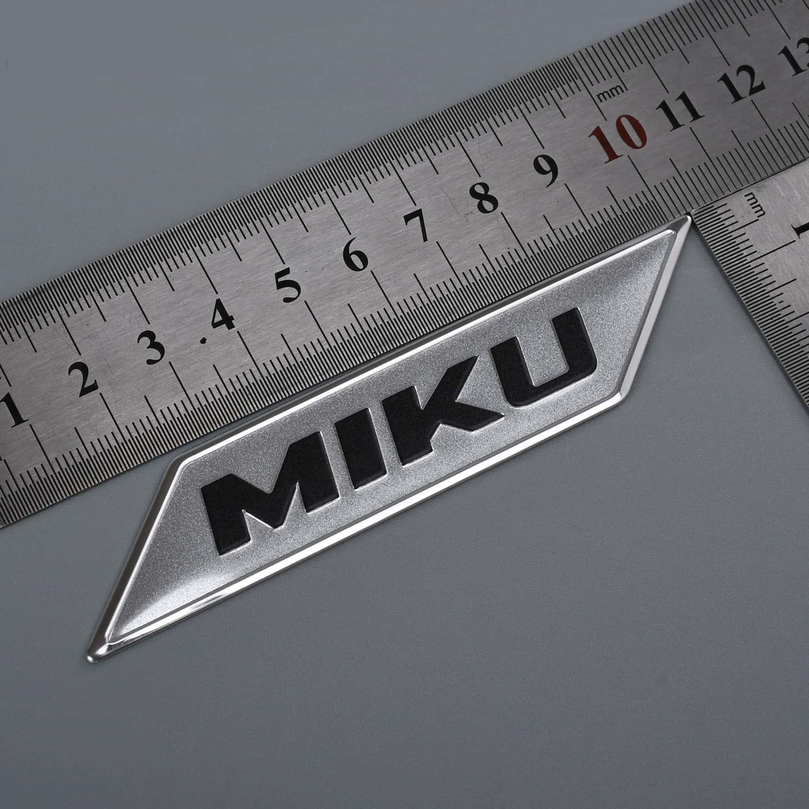 logo marki ze srebrnego aluminium i metalu