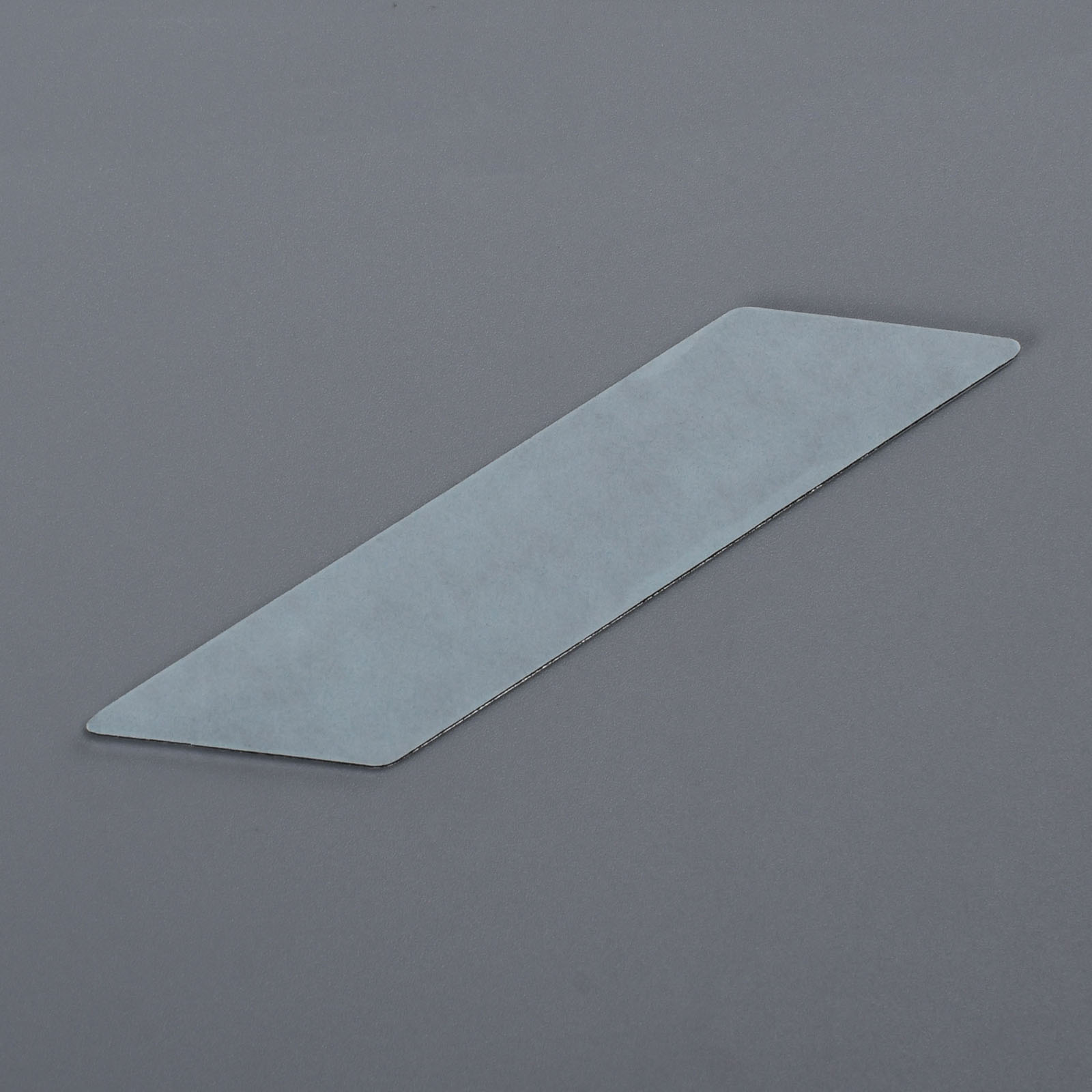 logo marki ze srebrnego aluminium i metalu
