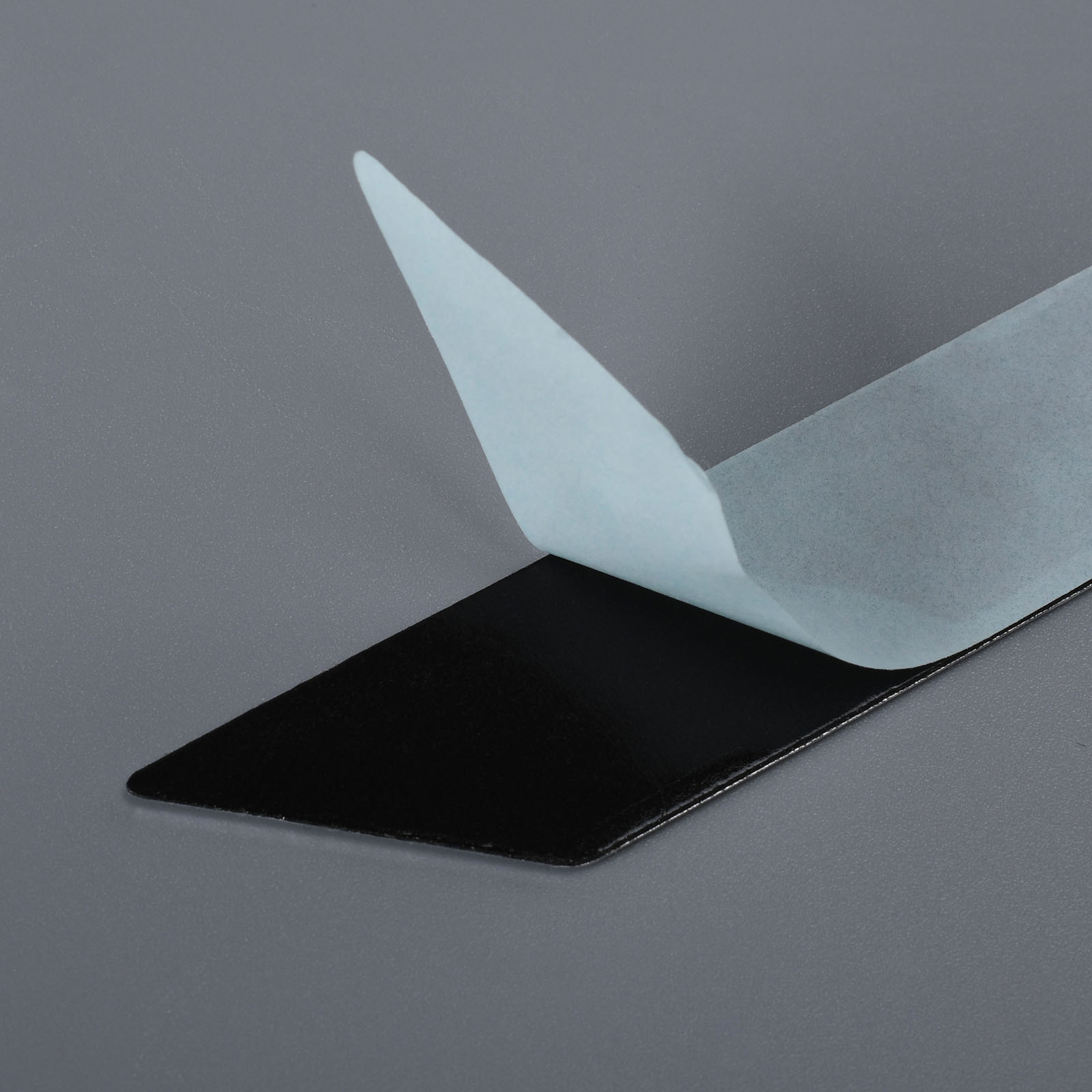 logo marki ze srebrnego aluminium i metalu