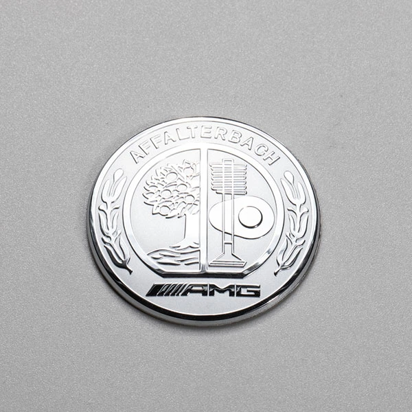 niestandardowe niklowane naklejki z chromowanym logo marki na silnik