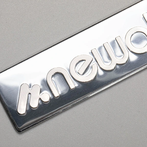 Aluminiowa naklejka z logo