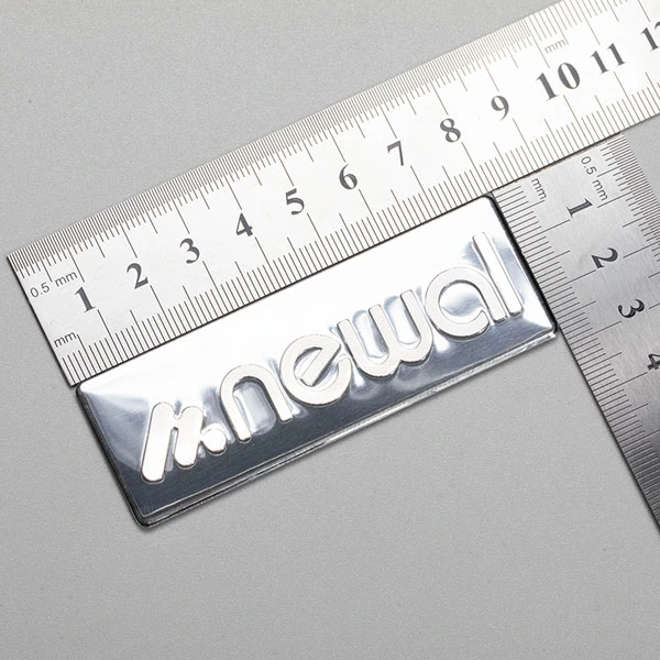 Aluminiowa naklejka z logo