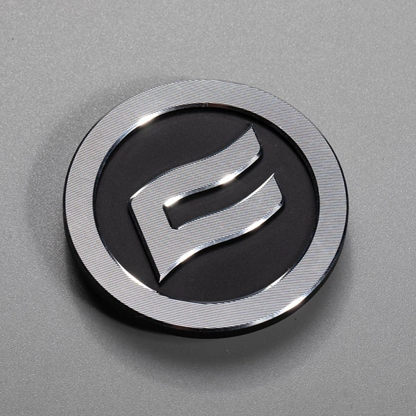 Metalowe etykiety z logo