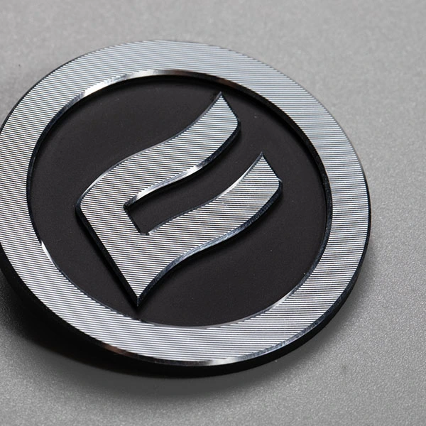 Metalowe etykiety z logo
