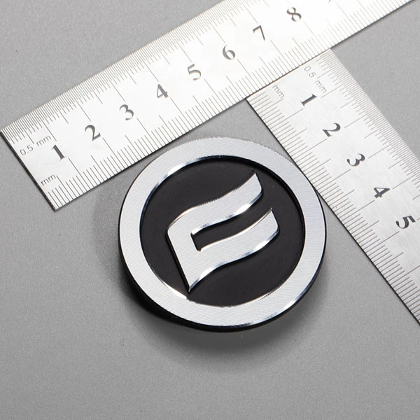 Metalowe etykiety z logo
