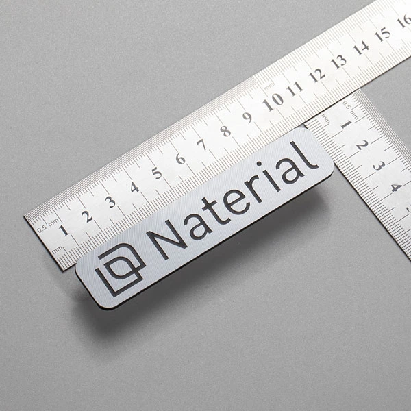 Metalowa tabliczka z logo