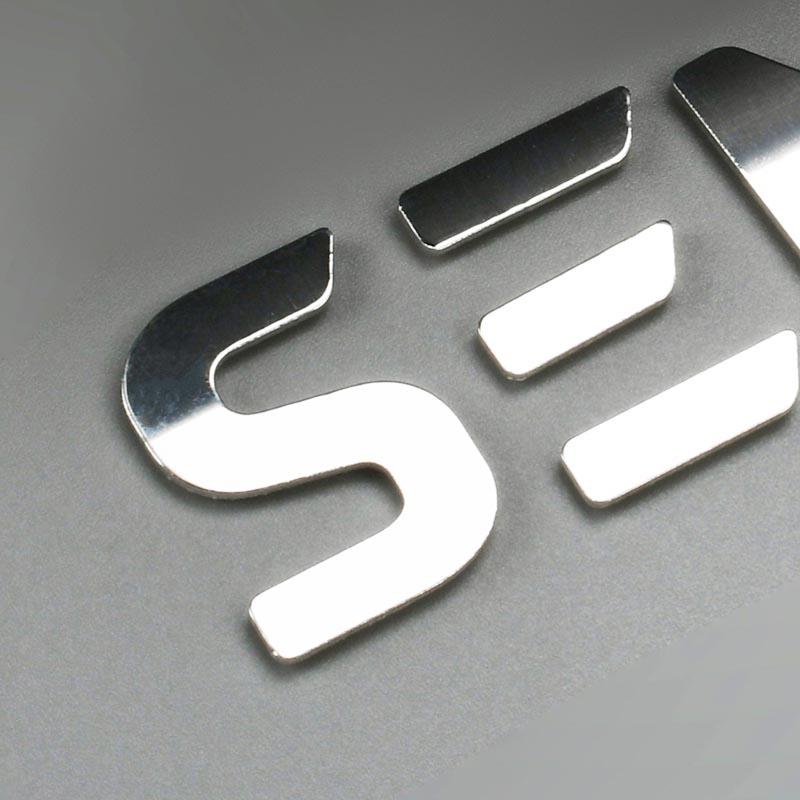 Grawerowane logo w metalu