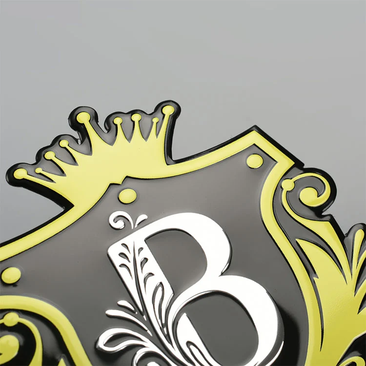 Metalowa etykieta z logo