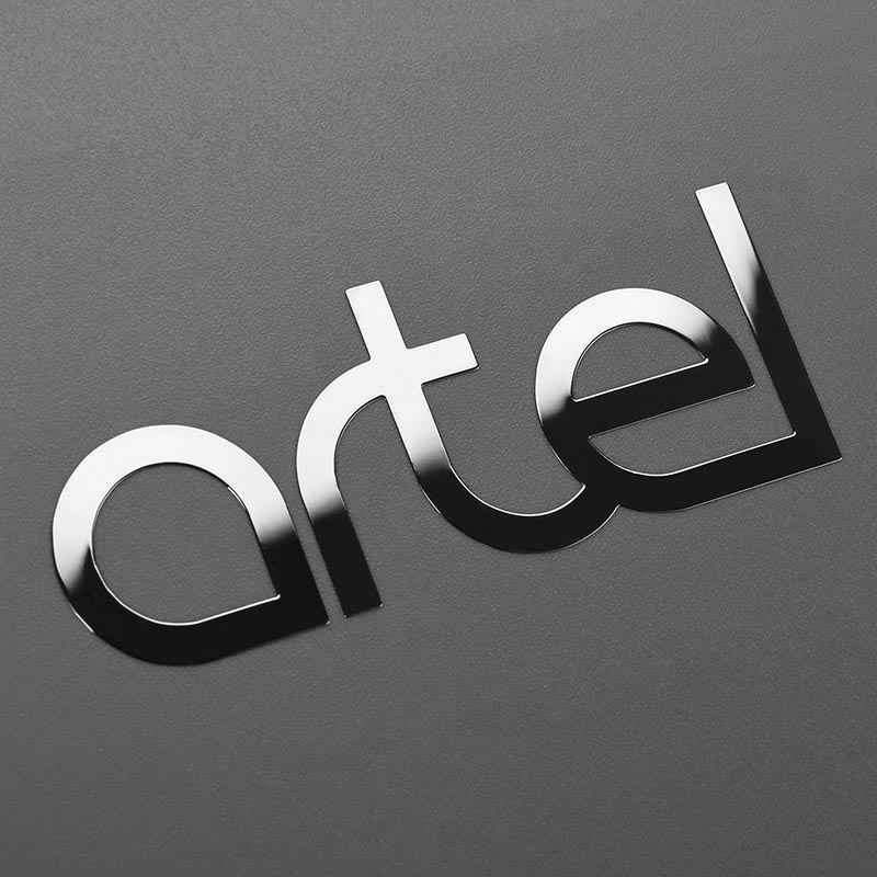 Logo metalowej naklejki