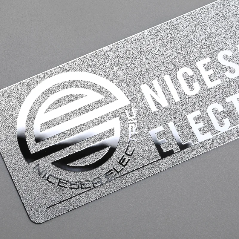 Chromowana srebrna naklejka z logo Niklowa etykieta z klejem 3M