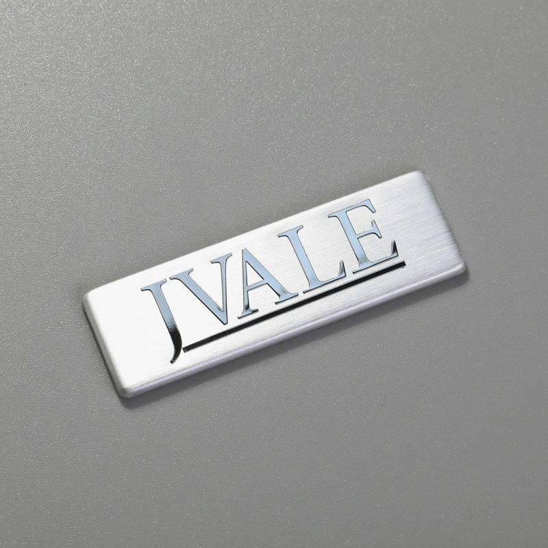 Aluminiowe naklejki z logo marki na sprzęt