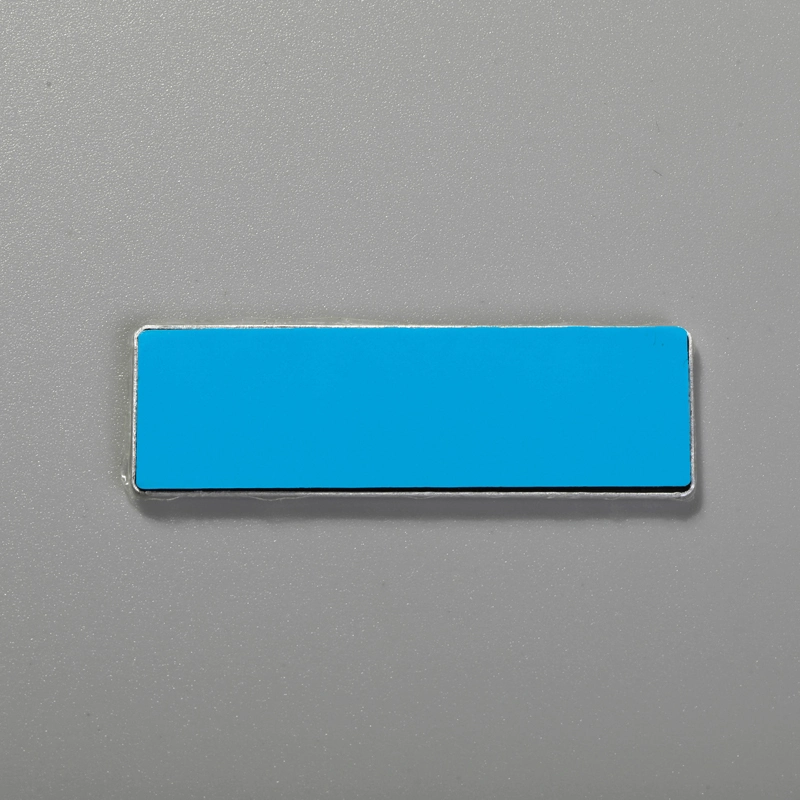 Aluminiowe naklejki z logo marki na sprzęt